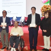 Quỹ của phu nhân cố Thủ tướng Nhật Bản Abe Shinzo tặng xe lăn cho người khuyết tật Đà Nẵng